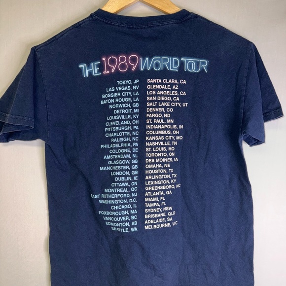 Taylor Swift 1989 tour t shirt size medium but runs small 2015 - Picture 3 of 6